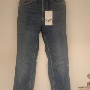 Zara jeans - Cropped bootcut jeans från Zara. Färg Antique blue, storlek 32/xxs men strechiga så snarare en 34/xs. 