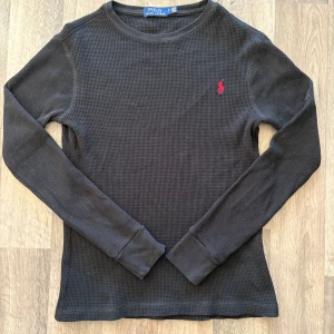 Svart långärmad tröja från Polo Ralph Lauren - Säljer en svart långärmad tröja från Polo Ralph Lauren för mycket bra pris. 