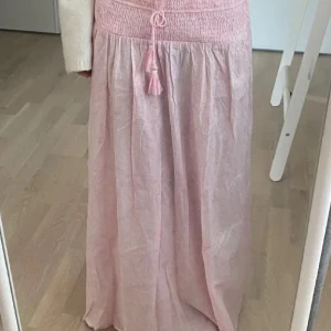 Lång kjol - Supersnygg rosa lång kjol som tyvärr inte kommer till användning men passar perfekt till sommaren!!! 🩷🩷🩷