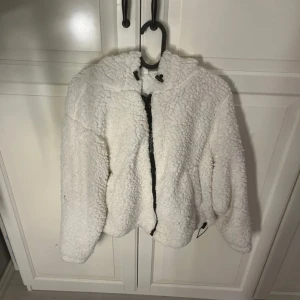 Vit Teddy jacka  - Passar bra till våren när det börjar bli lite varmare. 