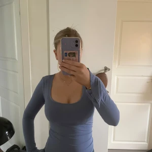 Blå långärmad topp från Gina Tricot - Super fin blå topp med slits i ärmarna, i fint skick 