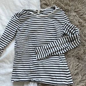 Randig långärmad topp - Randig topp från H&M. Har en liiiten sminkfläck i nacken, tror det går att få bort med sminkborttagning. Annars inget fel.