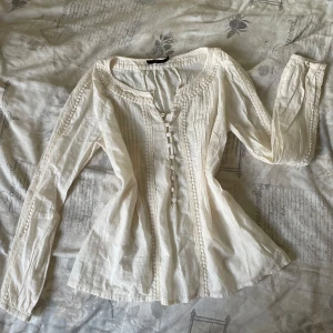 Benvit blus - Säljer en benvit blus i bra skick!! Perfekt till sommaren☀️🤍