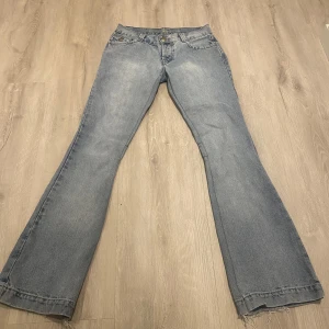 Ljusblå jeans med bootcut - Snygga ljusblåa lågmidjade bootcut jeans, de är för små för mig så har tyvärr ingen bild, de e lowwaist o utsvängda💕