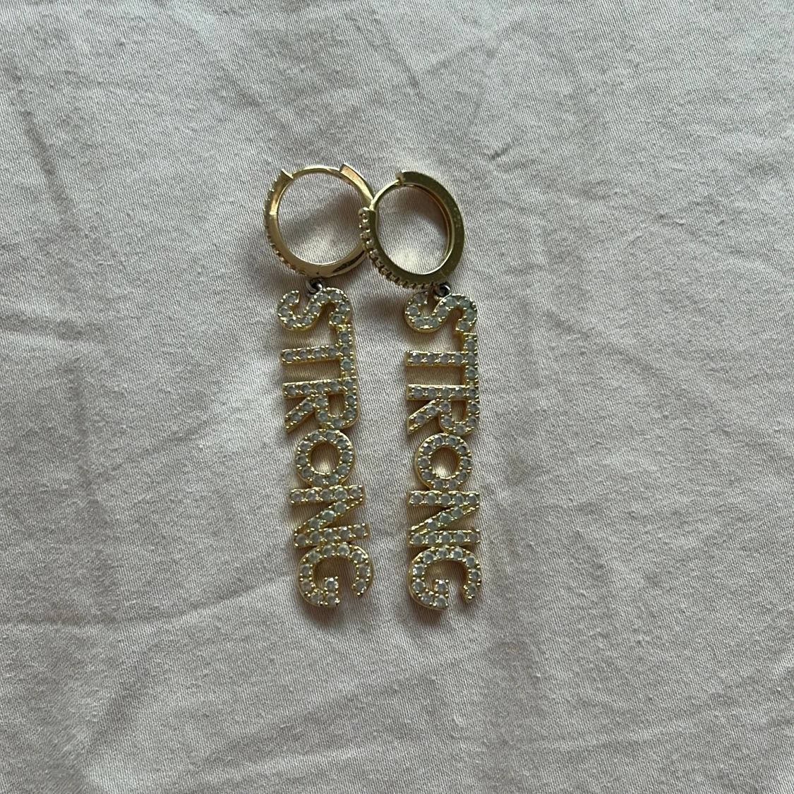 ioaku örghängen - 1