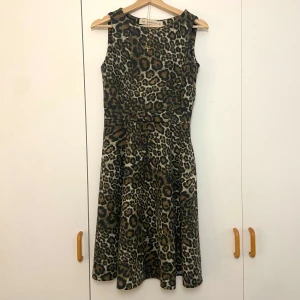 snygg leopard zara klänning!🐆 - jätte söt klänning ifrån zara! Har en liten rosett framtill och är tight vid midjan men flowy tjol 🐆😍❤️‍🔥 super skönt mjukt stretchig material !