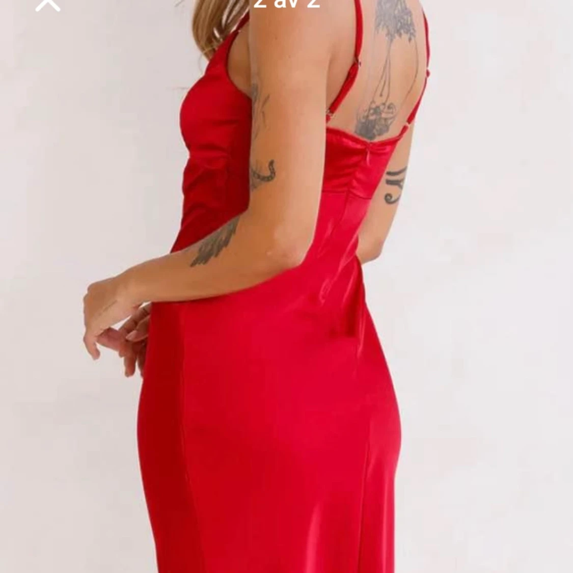 Röd klänning med cut-out detalj - 1