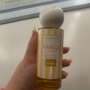 Vainilla Sweet Eau de Toilette från Parfums Saphir - Säljer en Vainilla Sweet Eau de Toilette från Parfums Saphir. Aldrig använd! Luktar så himla gott 
