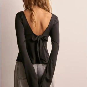 Svart långärmad topp med öppen rygg - Aldrig använd💗