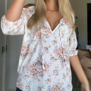 Fin blus - Jättesöt blus från bikbok, i storlek S. Väldigt bra skick, skriv om du undrar något💗