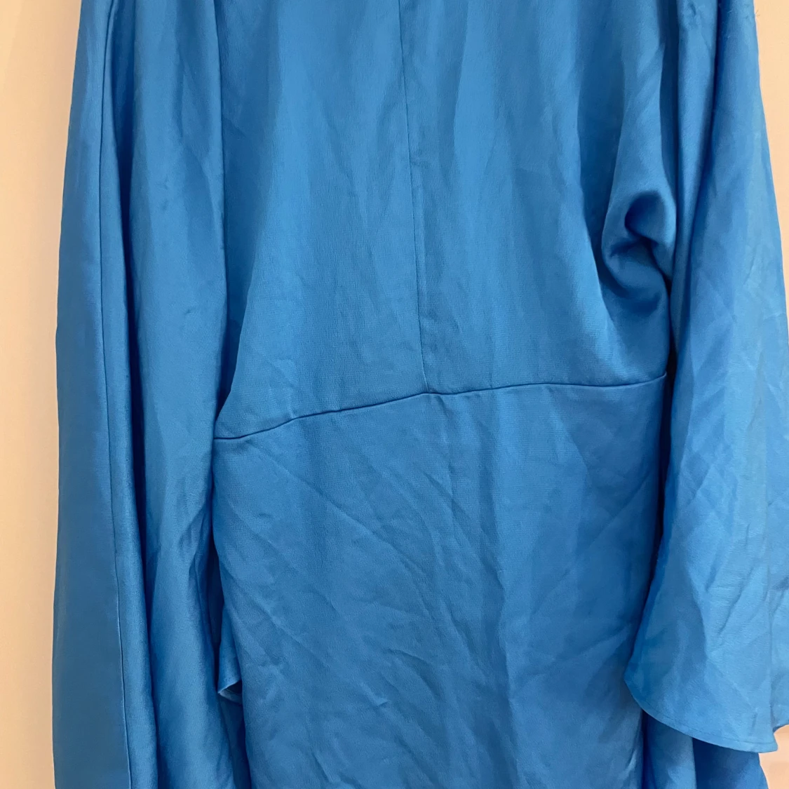 Blå omlottklänning med knytband - 4