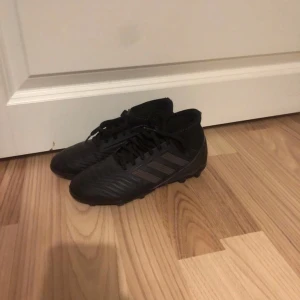 Adidas predator  35 - Storlek 35