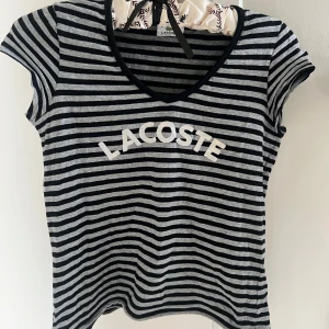 Randig t-shirt från Lacoste - As snygg tajt T-shirt från Lacoste⭐️säljer även en likadan med andra färger i min profil! Båda för 230kr eller 130kr styck❣️