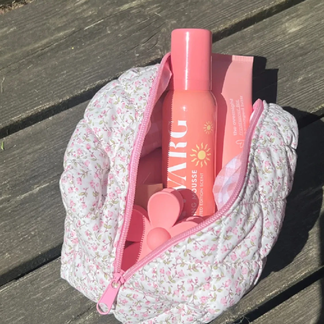 Blommig quiltad necessär - 2