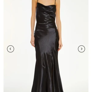 Svart långklänning i satin - Elegant svart långklänning i satin med smala axelband och öppen rygg. Perfekt för en glamorös kväll till exempel bal❤️klänningen är uppsydd passar nån som är 155cm