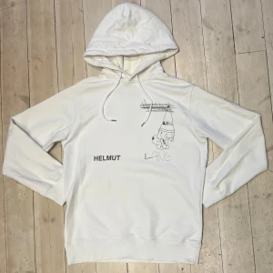 Helmut Lang hoodie - En riktigt snygg och trendig hoodie från det välkända märket Helmut Lang. Det finns inte några defekter och hoodie n är som gått i nyskick.                Skick: 9,5/10. Nypris: Ca 4000kr