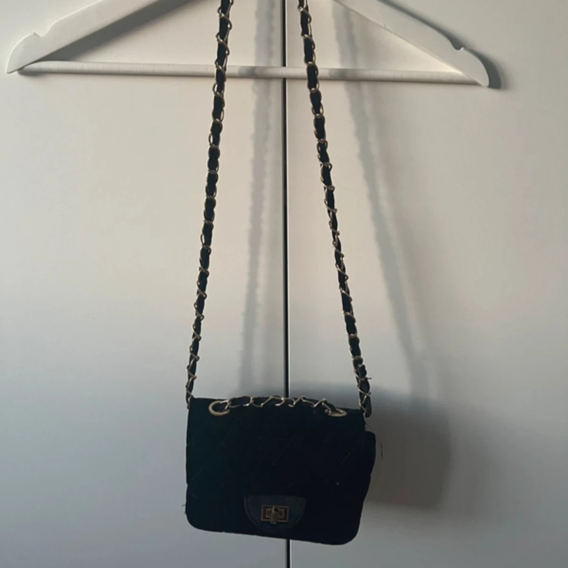 Svart quiltad axelväska med kedja - 1