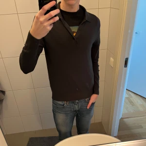 Uniqlo tröja - Säljer en uniqlo tröja pga att den är för liten | Bra skick | Storlek: XS (modellen på bilden är 182 cm lång)🌟
