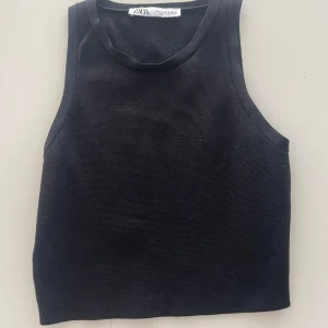 Snygg Zara topp - Super snygg topp ifrån Zara💕 Skriv för bilder på eller mått!! Knappt använd
