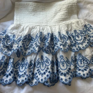 Jättefin sommar kjol!  - Säljer denna jätte fina kjol! Perfekt till sommaren. Är i storlek 140 men är stretchigt material så är som en Xxs.