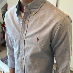 Ralph lauren skjorta - En riktigt fet Ralph lauren skjorta som är i mycket bra skick. Har haft skjortan i cirka 1 månad.