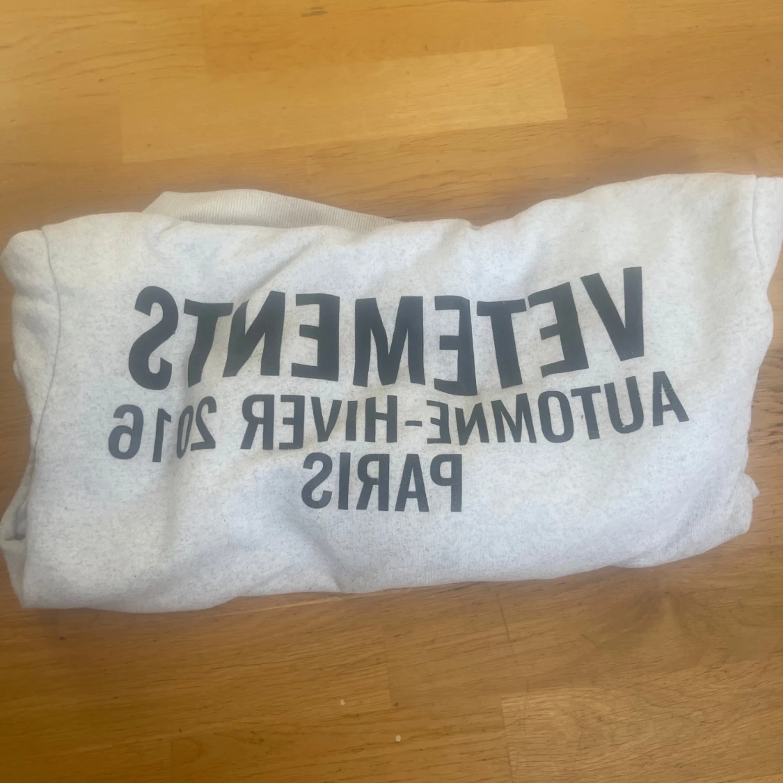 Grå hoodie från Vetements - 2