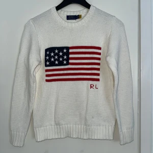 Ralph lauren tröja - Hej säljer min helt nya tröja från Ralph lauren. Fick den i present men tyckte tyvärr inte om den och det är därför jag säljer den. Det är bara skriva vid några frågor eller annat.