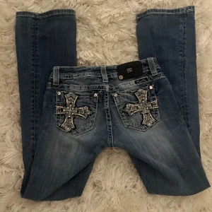 Miss me jeans - Säljer nu mina absoluta favoritjeans då de tyvärr inte är min storlek. Jeansen är utsvängda och lågmidjade. Hör av dig vid fler frågor eller bilder💗