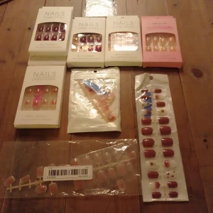 Lösnaglar 9 förpackningar 67-: - I varje förpackning ingår 24 stycken naglar samt klistermärken+fil. 2 stycken extra kartor klistermärken ingår.Säljer tyvärr inte enstaka förpackningar.