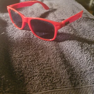 Ray Ban  - Ett par röda riktigt snygga Ray Ban i barn storlek. Passar vuxna med men dessa är I en så kallad barn modell. 