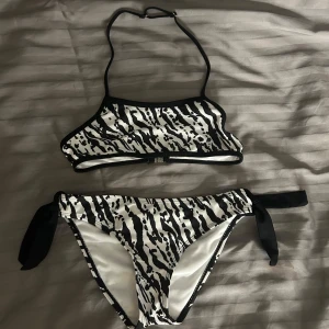 Bikini - Säljer den här söta bikinin, lappen borta men är nästan 100 att det är storlek 146/152 ( tror även att den är från Kappahl). Pris kan diskuteras ❤️
