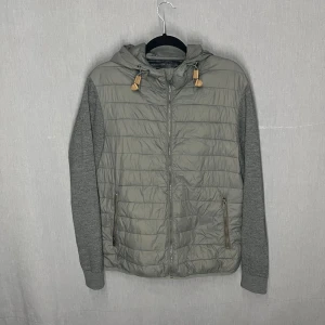 Massimo Dutti Cardigan - Riktigt snygg massimo dutti cardigan, fint skick förutom små fläckar på ryggen som knappt syns. Vet ej om det inte ska va en tagg i nacken, finns ingen kanske bortklipp. Sitter som M/L. Skriv för fler bilder eller vid funderingar 🙌😁