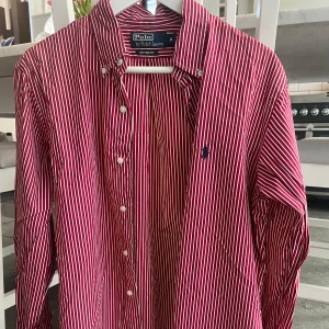Ralph Lauren Skjorta - Hej! Säljer nu en Ralph Lauren Skjorta! Finns en defekt som syns på en av bilderna, i övrigt väldigt fin. Hör av er vid funderingar!