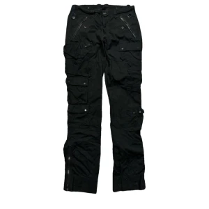 Ralph lauren black label multi pocket flared cargos - Ralph Lauren Black Label Multi pocket cargo pants Size 32/34 Very good condition  Very rare piece goes for a lot more on grailed.   Measurments:  Lenght: 107-112 cm Waist: 40 cm Hem: leg opening 19 cm but can be altered with the zips on the pants, sjuuuk passform på dessa som går att justera hur dem lägger sig på skorna du kmr inte hitta dessa byxor igen. Finns mer bilder i dm