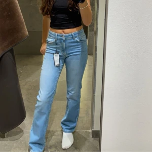 Ljusblå jeans från Vero Moda - Snygga ljusblå jeans från Vero Moda. De har en rak passform. Säljer då för de inte kommer till användning🤍 pris kan diskuteras.💕