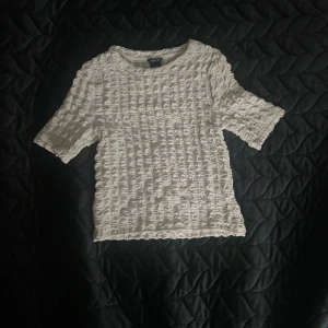 Fin topp - Från Lindex storlek XS. Är äggvit i färgen. Aldrig använd 