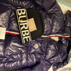 Burberry mössa - Fet Burberry mössa säljs. Helt ny med tags och påse. Bästa kvaliteten som finns, passar allt och håller dig varm nu under kyligare moment i stil. Pris kan diskuteras och vi är öppna för byten.