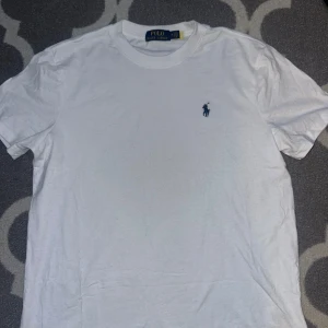 Ralph lauren - Helt ny Ralph lauren t shirt. Endast testat. Storlek M men passar som S. Jag säljer den eftersom den va för liten.