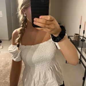 Vit offshoulder topp - Säljer en söt vit offshoulder topp. har korta puffärmar. Perfekt för varma sommardagar!