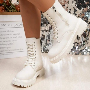 Vita boots med snörning och dragkedja - Snygga vita boots med grov sula och snörning framtill. De har även en praktisk dragkedja på sidan för enkel på- och avtagning. Perfekta för en stilren look. Helt nya i väldigt bra skick