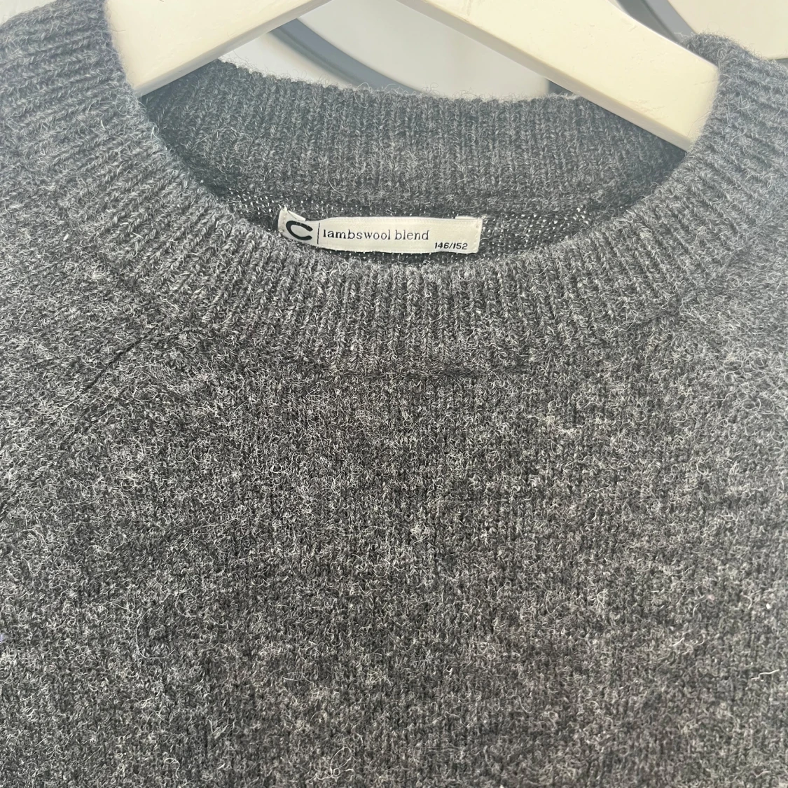 Grå stickad tröja i lammull - 1