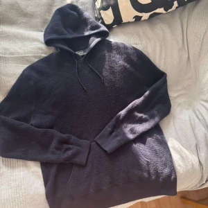 Ralph Lauren  hoodie - Säljer en snygg mörkblå  hoodie från Polo Ralph Lauren. Perfekt för kyliga dagar och ger en stilren look. Passar både till jeans och mer avslappnade outfits.