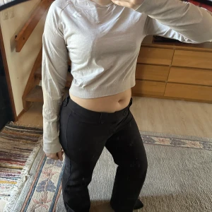 Sport tröja - Säljer en stilren grå croppad tröja. Tröjan har långa ärmar och en bekväm passform.  Den är är bra för gymmet eller andra sporter. 