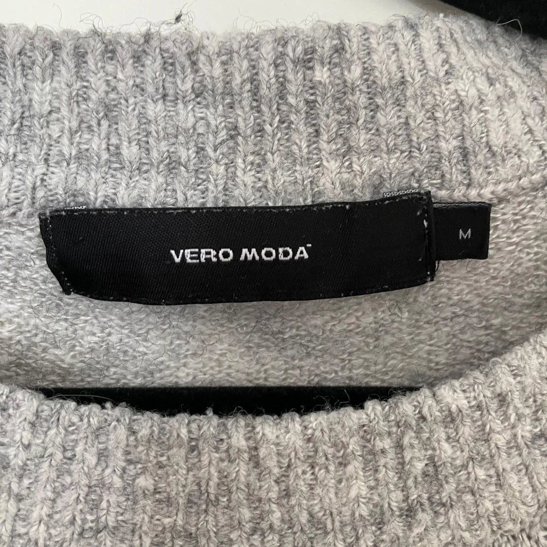 Grå stickad tröja från Vero Moda - 1