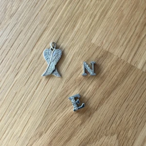 Bokstavsberlock ”N” med stenar - Silverfärgad (ej äkta) berlock med bokstaven N, dekorerad med stenar. Perfekt för att personalisera ditt armband eller halsband. Märket är okänt.