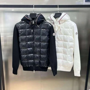 Svart och vit pufferjacka från Moncler - Två stilrena pufferjackor från Moncler, en i svart och en i vit. Båda har huva och dragkedja framtill. Jackorna har långa ärmar och är quiltade för extra värme. Perfekta för kyligare dagar.