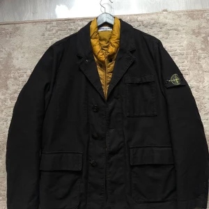 Stone Island Mil Spec Diagonal Wool Coat/Jacket (2011) - Stone Island Mil Spec Diagonal Wool Coat/Jacket (2011)  A rare piece in excellent condition. Made from high-quality wool. Features a removable down liner, fastened with snap buttons. Condition: 9.9/10 Size: L ART ✅PRICE: 200€📍