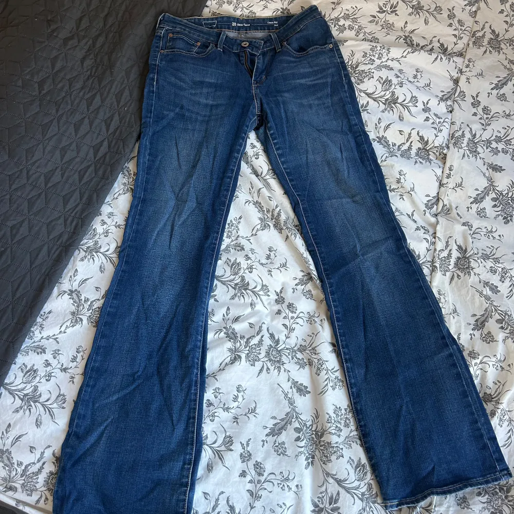 Säljer ett par blå bootcut jeans från Levi's. De har en snygg passform med normal midja. . Farkut & Housut.