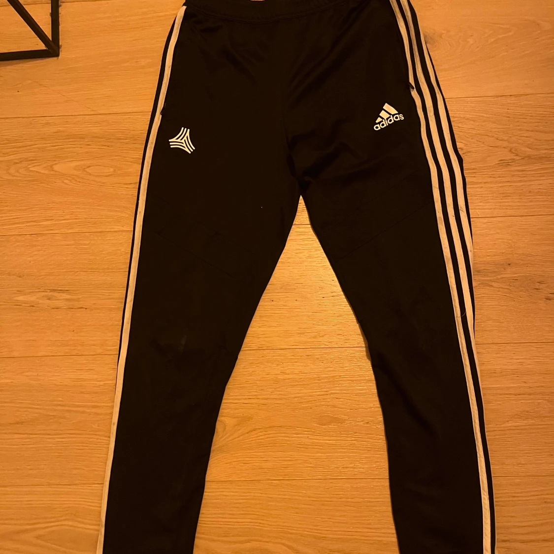 Svarta träningsbyxor från Adidas
