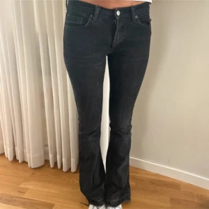 Svarta lågmidjade bootcutjeans - Jeans från mango storlek 34